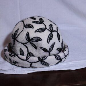 Vintage 50s Wool Hat Black & White Floral 21"